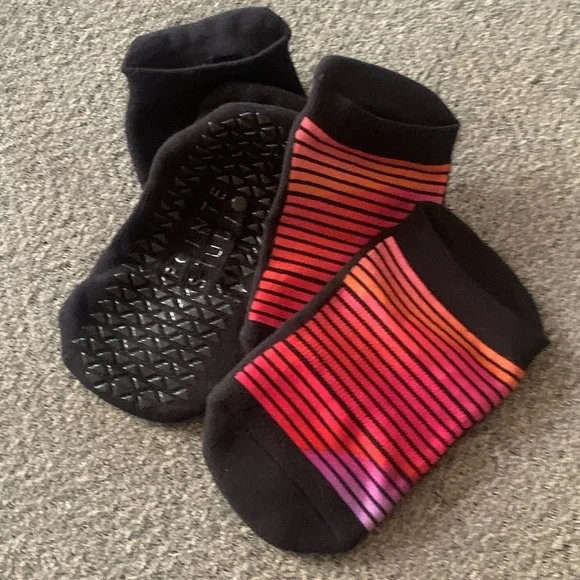 NWOT Pointe Studio Black Solid & Retro Striped Pilates Grip Sock S/M Set of 2 - Picture 3 of 9